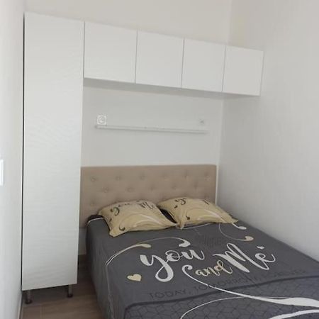 Maison, Rue Calme Dans Village Saint-Mitre-les-Remparts Luaran gambar