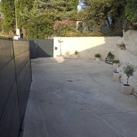 Maison, Rue Calme Dans Village Saint-Mitre-les-Remparts Luaran gambar