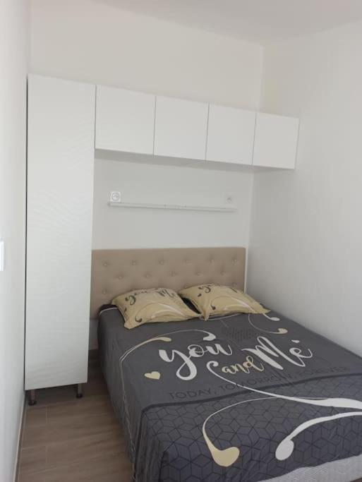 Maison, Rue Calme Dans Village Saint-Mitre-les-Remparts Luaran gambar