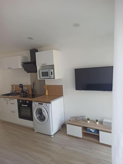 Maison, Rue Calme Dans Village Saint-Mitre-les-Remparts Luaran gambar