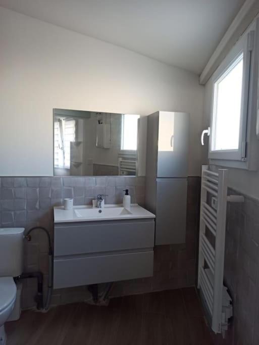 Maison, Rue Calme Dans Village Saint-Mitre-les-Remparts Luaran gambar
