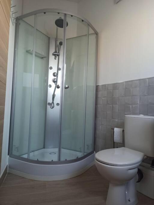 Maison, Rue Calme Dans Village Saint-Mitre-les-Remparts Luaran gambar