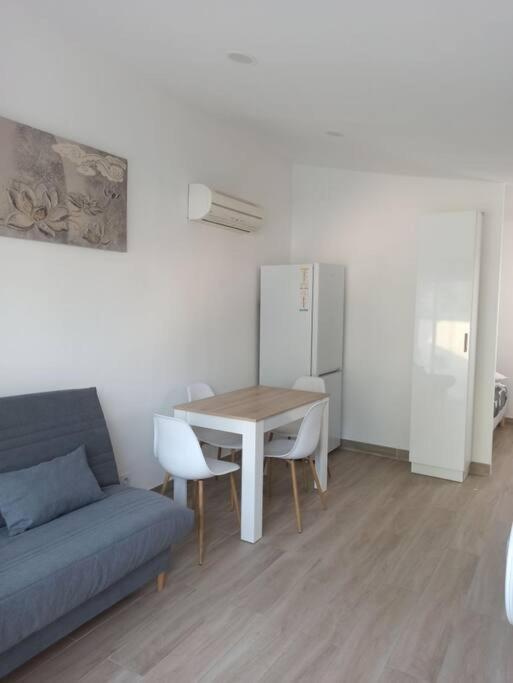 Maison, Rue Calme Dans Village Saint-Mitre-les-Remparts Luaran gambar