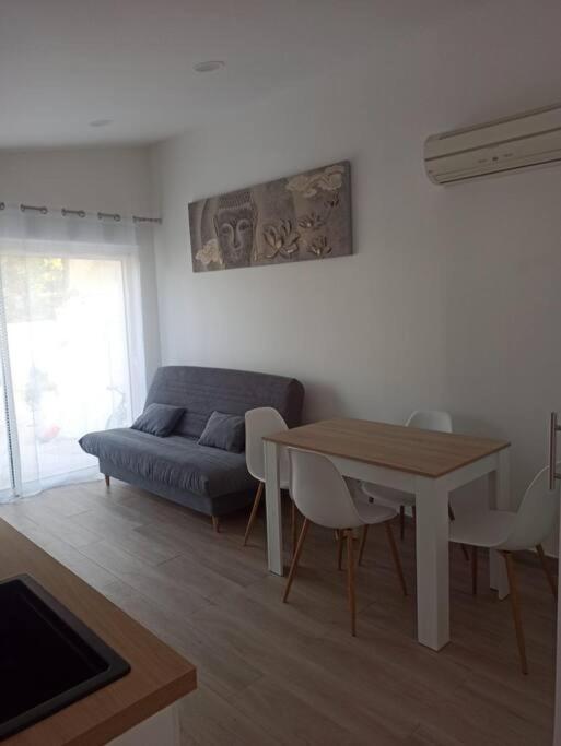 Maison, Rue Calme Dans Village Saint-Mitre-les-Remparts Luaran gambar