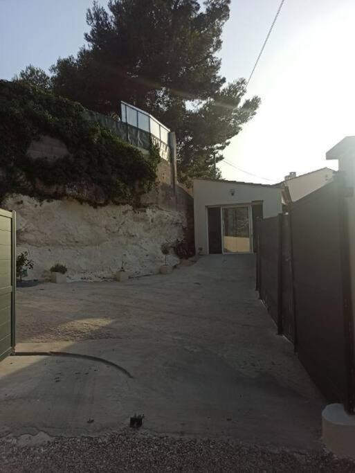Maison, Rue Calme Dans Village Saint-Mitre-les-Remparts Luaran gambar