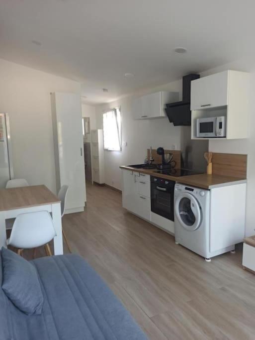 Maison, Rue Calme Dans Village Saint-Mitre-les-Remparts Luaran gambar